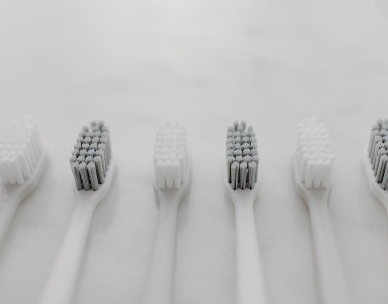 what is the recommended texture of a manual toothbrush